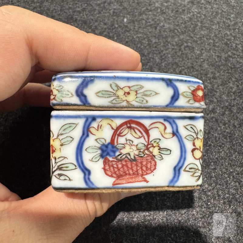 明万历 青花五彩开光花篮纹方形印盒 - 图17